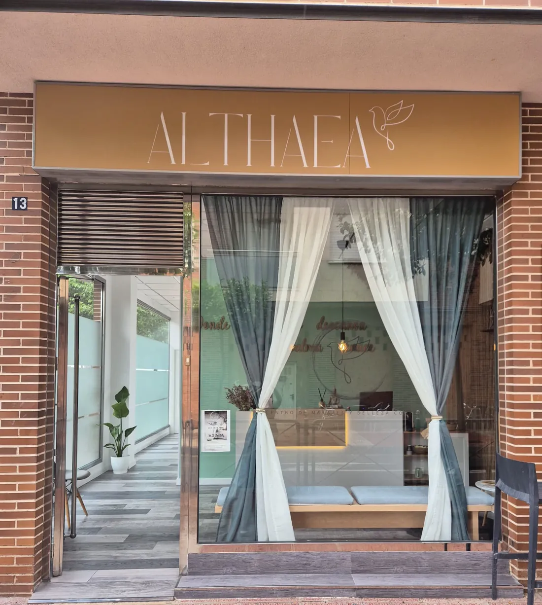 Fachada de Althaea en la calle Rosario con el rótulo dorado