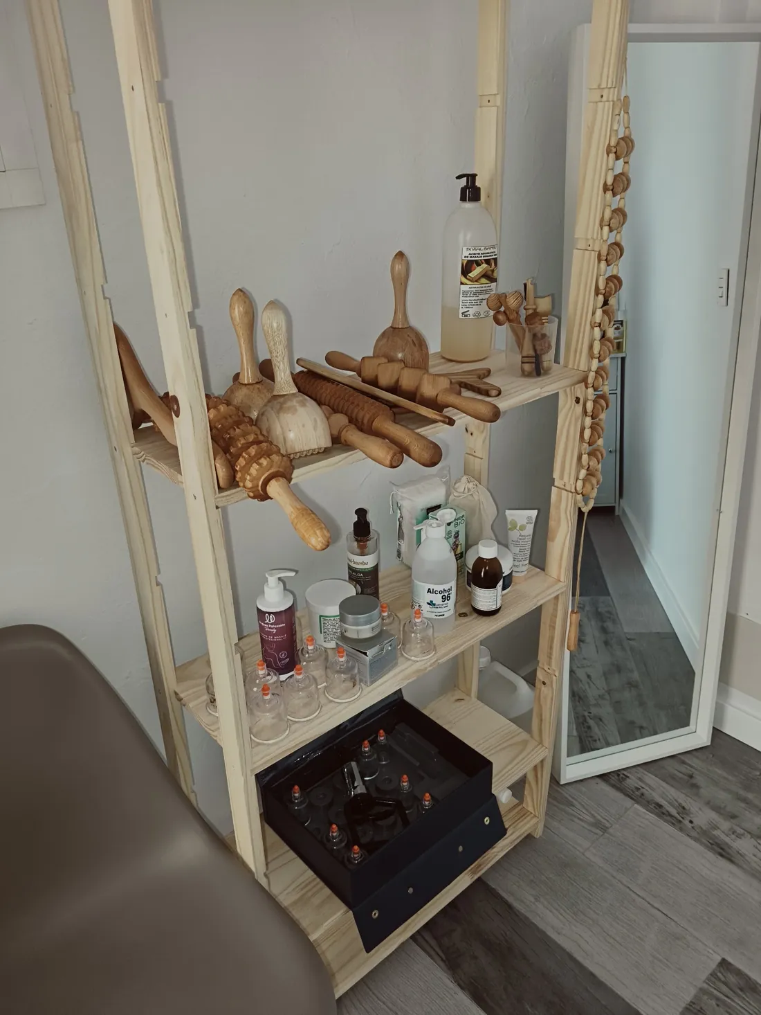 Estantería de Althaea con rodillos y piezas de madera para maderoterapia y aceites