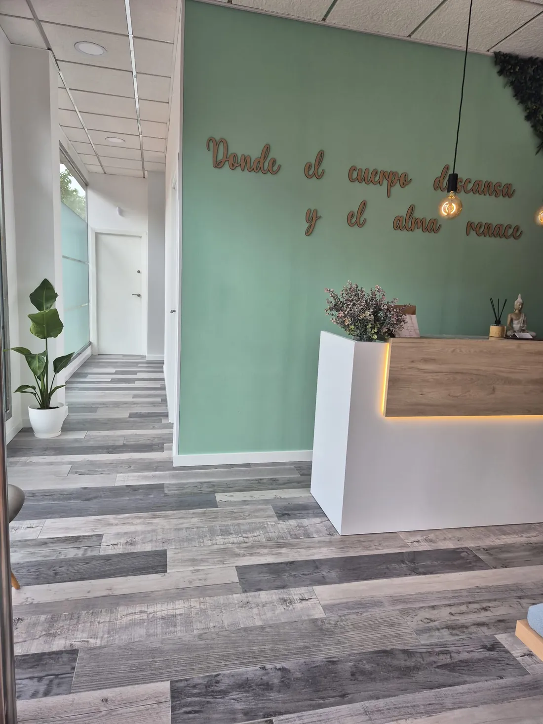 Entrada del centro con el pasillo hacia las cabinas